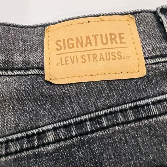 Levi's Women's Denim Jean Shorts Size 4 High Rise 27” Waist Signature Series - Picture 3 of 5
